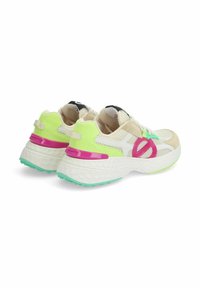 Sneaker con tomaia in rete beige, accenti verde neon e rosa, suola bianca spessa con superficie testurizzata e una etichetta nera sulla linguetta.
