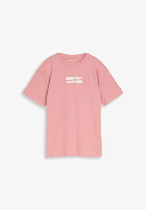 T-shirt rose en coton à manches courtes avec le texte blanc "SKATE FIRST WORRY LATER" imprimé sur la poitrine.