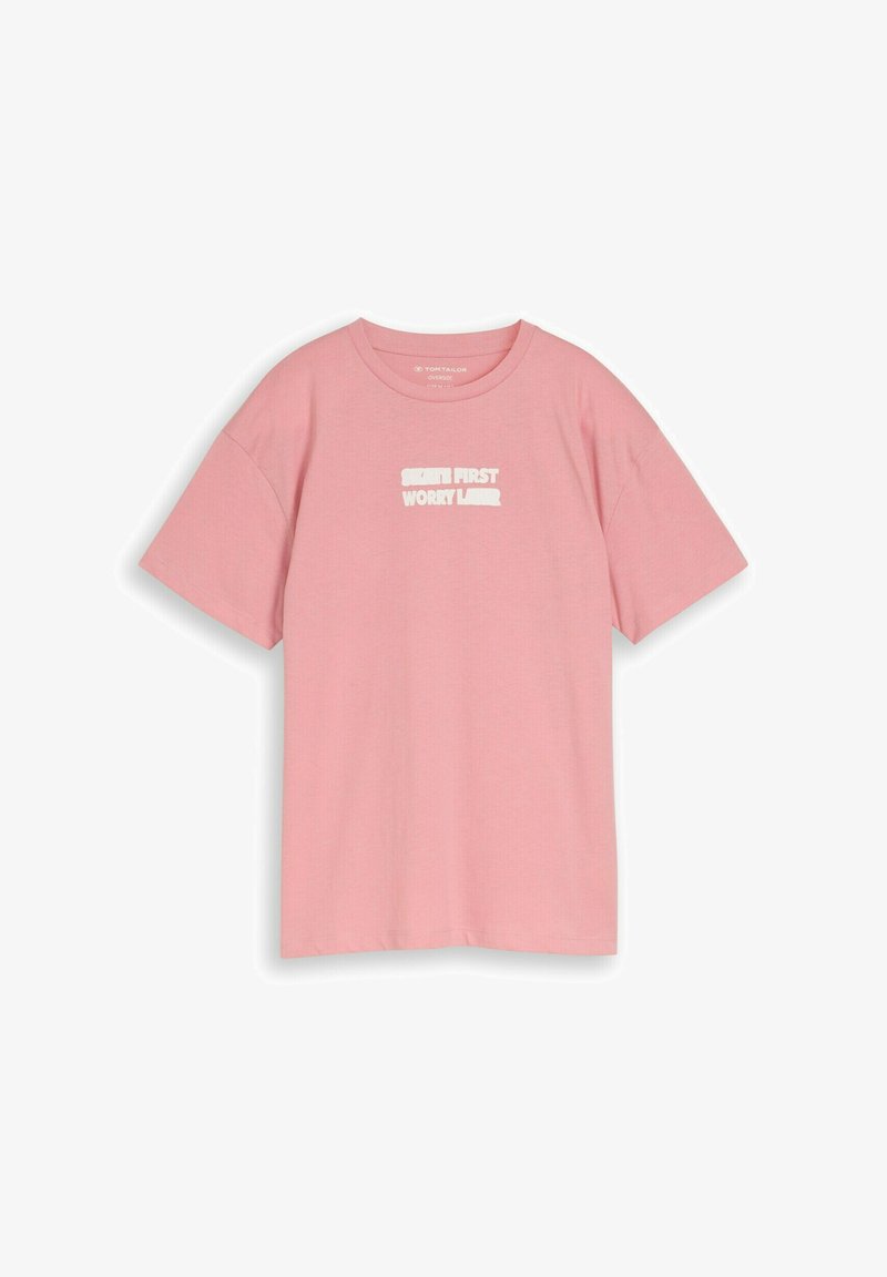 T-shirt rose en coton à manches courtes avec le texte blanc "SKATE FIRST WORRY LATER" imprimé sur la poitrine.