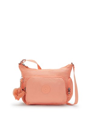 Crossbody-taske i ferskenfarve lavet af tekstureret nylon, med en lynlåslomme foran, logoemblem og en pelsbold-nøglevedhæng fastgjort.