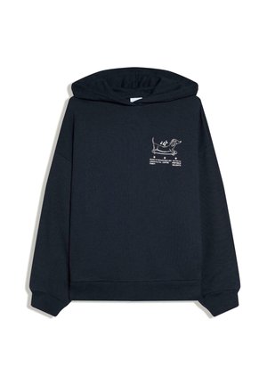 Schwarzer Hoodie mit einem kleinen weißen Motiv eines Dackels, der Kopfhörer trägt, und darunter Text auf der linken Brustseite.