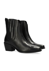 Svarta läderankelstövlar med en spetsig tå, subtila spår på sidorna och en låg blockklack. Slät textur och elegant design.