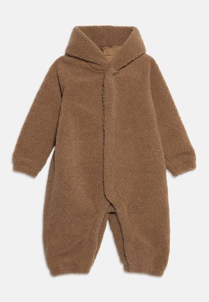 Combinaison bébé marron duveteuse une pièce avec manches longues et capuche, conçue pour la chaleur et le confort.