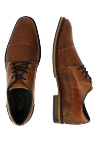 Chaussures en cuir marron présentant un mélange de textures lisses et perforées, un bout arrondi, des lacets ton sur ton et une semelle en caoutchouc avec un accent contrasté.