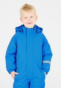 Blauwe waterdichte overall met een capuchon, elastische manchetten en reflecterende strepen op de mouwen. Gemaakt van soepel, duurzaam stof.