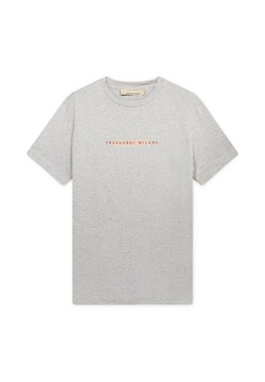 T-shirt grigia chiaro a maniche corte con scollo rotondo e scritta arancione "TRUSSARDI MILANO" centrata sul petto.