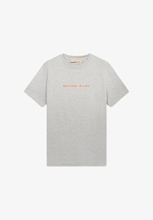 T-shirt grigia chiaro a maniche corte con scollo rotondo e scritta arancione "TRUSSARDI MILANO" centrata sul petto.