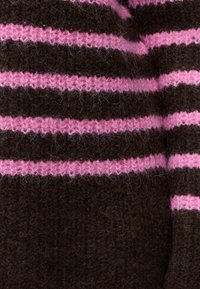 Gros plan d’un tissu tricoté marron avec une texture duveteuse présentant des rayures horizontales roses.