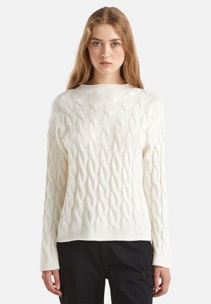 Witte kabelgebreide trui met een ronde hals, lange mouwen en een gestructureerd patroon. De stof lijkt zacht met een relaxte pasvorm en subtiele ribbeling aan de onderkant.