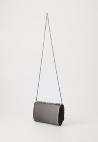 Borsa a pochette grigia in satin con parte superiore testurizzata e decorata, forma rettangolare e una tracolla in argento per il trasporto.