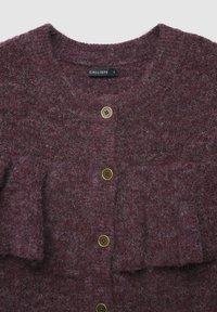 Bordeauxfarbener Strickcardigan mit strukturierter Oberfläche, runder Halslinie, goldfarbenen Knöpfen und Rüschendetails entlang der Vorderseite.