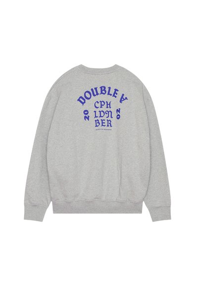 Šedá mikina s veľkým modrým grafickým potlačou na chrbte, vrátane textu "DOUBLE A CPH LDN BER 20." Sťahovacie manžety a lem.