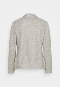Chaqueta de mezcla de lana gris con cuello de muesca, mangas largas y corte recto. Presenta un acabado texturizado con detalles de costura visibles.