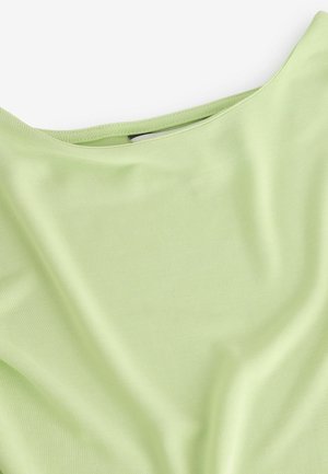 Lichtgroene, zachte jersey stof met een gladde textuur. Heeft een brede halslijn en valt soepel, wat een ontspannen pasvorm creëert.