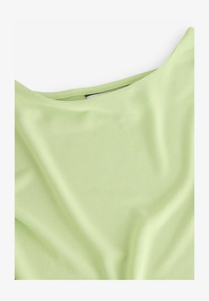 Svetlozelená, mäkká jersey látka s hladkým povrchom. Má široký výstrih a jemne sa splýva, čím vytvára uvoľnený strih.