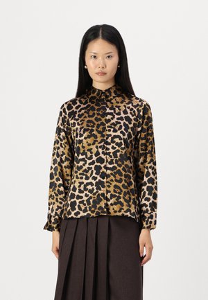 Blusa con stampa leopardata in tonalità di marrone e nero, con colletto alto e maniche lunghe, realizzata in un tessuto liscio e lucido.