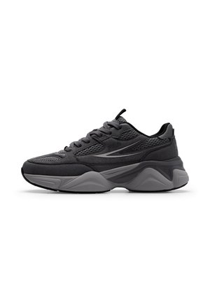 Ciemnoszary sportowy but typu sneaker z siateczkową i zamszową cholewką, grubą rzeźbioną podeszwą oraz sznurowaniem, pokazany z zewnętrznej strony na białym tle.