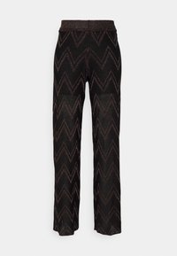 Czarne spodnie z szerokimi nogawkami, z metalicznym wzorem w zygzak i elastycznym paskiem w talii, prezentowane na białym tle.