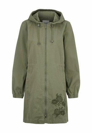Veste longue à capuche couleur vert olive avec fermeture éclair à l'avant, poignets élastiques, poches latérales et broderie florale foncée sur le bas à gauche.