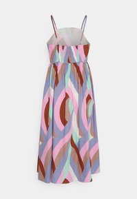 Maxikleid mit verstellbaren Spaghetti-Trägern, einem gerafften Oberteil und einem mehrfarbigen abstrakten Muster in den Farbtönen Rosa, Blau und Braun.