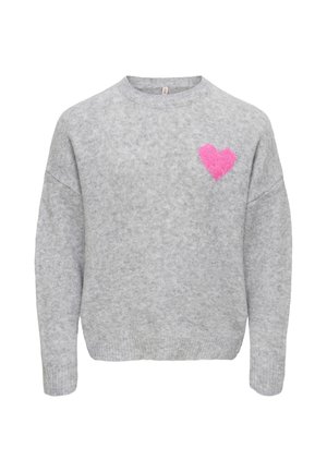 Pull en maille gris clair à manches longues avec un petit cœur rose vif sur la partie gauche de la poitrine.