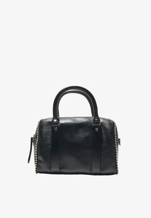 Sac à main en cuir noir avec deux poignées arrondies et des clous argentés le long des côtés, avec une fermeture éclair sur fond blanc.