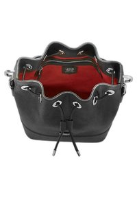 Sac seau en cuir noir avec un haut en forme de vagues, intérieur rouge, quincaillerie en métal argenté et fermeture à cordon. Comprend une poche zippée à l'intérieur.
