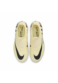 Geel voetbalschoenen met een gestructureerde bovenkant, zwarte accenten en een brede klittenbandsluiting over de bovenkant. Beschikt over een minimalistisch ontwerp.