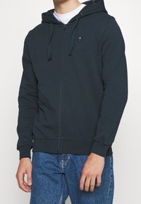 KnowledgeCotton Apparel Mikina na zip - dark blue