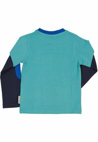 Kortärmad t-shirt med en turkos front, mörkblå långa ärmar och en ribbad krage. Inkluderar en liten etikett vid nederkanten.
