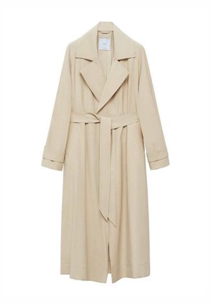 Long trench-coat beige avec de larges revers, manches longues et une ceinture assortie nouée à la taille, présenté sur un fond blanc.