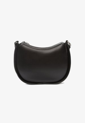 Czarna skórzana torebka o zakrzywionym, gładkim kształcie. Posiada zamek błyskawiczny i jedną rączkę, z subtelnymi detalami przeszyć wzdłuż krawędzi.