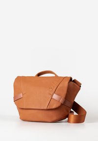 Borsa a tracolla in pelle tan con chiusura a pattina, tracolla regolabile e dettagli laterali. Presenta una finitura liscia e un logo in rilievo.