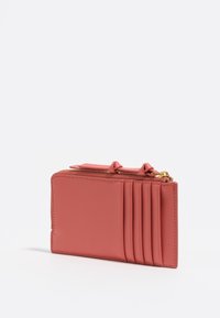 Cartera de cuero rosa con cierre de cremallera, que cuenta con múltiples ranuras para tarjetas y una textura suave. Forma rectangular compacta con bordes redondeados.