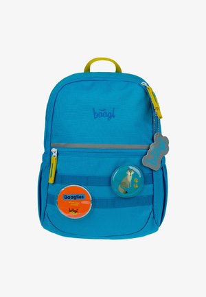 Zaino in tessuto blu con forma rettangolare, caratterizzato da accenti gialli, due bottoni sulla parte anteriore e un'etichetta grigia. Visibili dettagli con cerniera e ricamo.