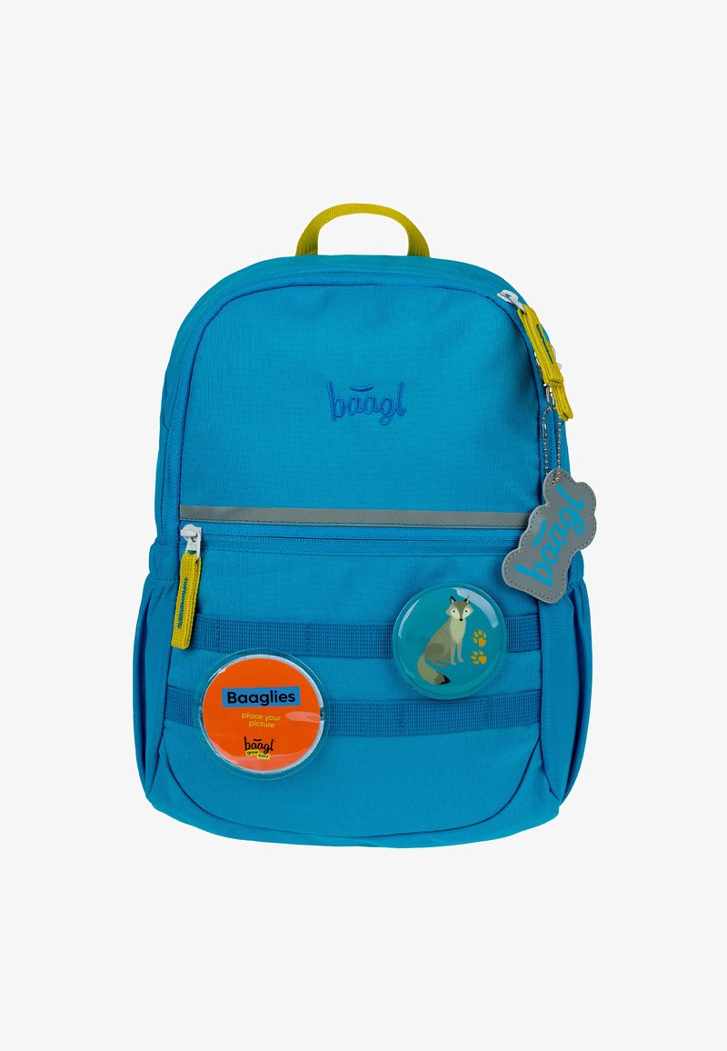 Blauer Stoff-Rucksack in rechteckiger Form, mit gelben Akzenten, zwei Knöpfen an der Vorderseite und einem grauen Etikett. Reißverschluss- und Stickdetails sind sichtbar.