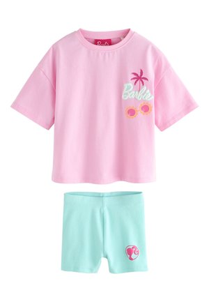 Różowa koszulka z krótkim rękawem z napisem Barbie, grafiką palmy i okularów przeciwsłonecznych, zestawiona z jasnoniebieskimi szortami z logo sylwetki Barbie.