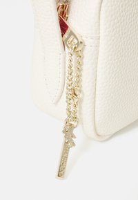 Lacoste CROSSOVER  BAG - Torba preko tijela - farine petunia