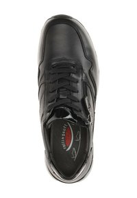 Schwarze Leder-Sneaker mit Schnürsenkeln und einem Reißverschluss. Glatte Textur, gerundete Zehenpartie, gepolsterte Innensohle mit einem Logo.