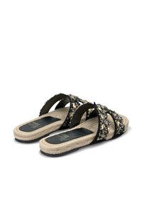 Sandali neri con tre cinturini decorati, dotati di una soletta in iuta intrecciata e una suola in gomma testurizzata. Gli accenti includono paillettes e perline.