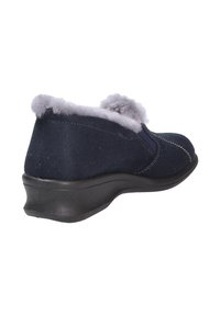 Marineblaue Wildlederhausschuhe mit grauem Fellbesatz, runder Spitze und niedriger schwarzer Gummisohle. Seitliche Nähte sind sichtbar.