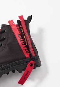 Palladium Stivaletti stringati - black