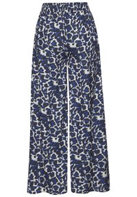 Kergest kangast laiad püksid, millel on sinine ja must leopardimuster. Mugavuse tagamiseks elastne vöökoht.