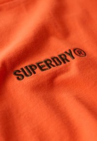 Superdry & Co MICRO LOGO GRAPHIC LOOSE - Camiseta estampada - bold orange