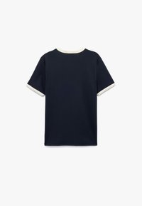 Marineblå T-shirt med korte ærmer, der har en kontrasterende cremefarvet krave og ærmeindfarvning, lavet af blødt bomuldsstof.