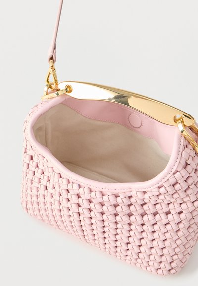 Ροζ υφασμένο τσαντάκι χειρός με χρυσό μεταλλικό πλαίσιο και αποσπώμενο λουρί, με εσωτερική επένδυση από μπεζ σουέντ χωρίς περιεχόμενο και μαγνητικό κλείσιμο.