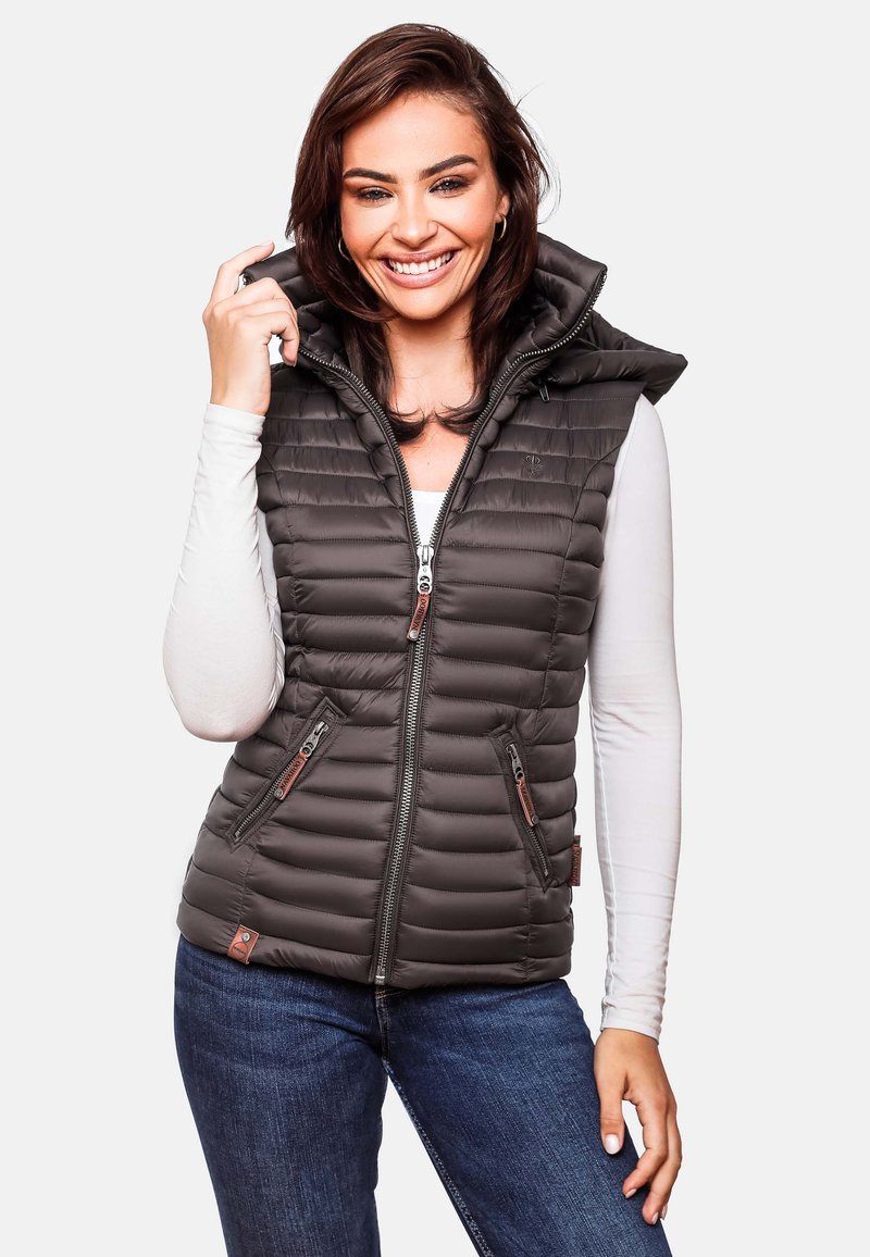 Grijze puffer vest met een ritssluiting aan de voorkant, afneembare capuchon en twee ritssluitingen zijzakken. Heeft een horizontaal gestikte textuur en leren accenten.