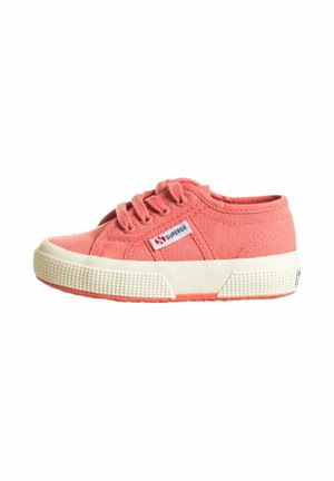 Sneaker in tela rosa corallo a taglio basso con suola in gomma bianca e lacci, con una piccola etichetta del marchio "Superga" sul lato.