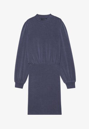 Tummansininen pitkähihaisten mekko, jossa on pyöreä kaula-aukko, rypytetty vyötärö ja elastiset hihansuut. Mekko on valmistettu pehmeästä ja sileästä kankaasta, jossa on minimalistinen muotoilu.