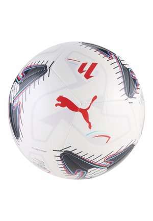 Ballon de football blanc Puma avec des accents de design noirs, rouges, violets et bleus et le logo Puma en rouge.